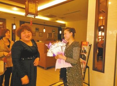 郑州女服务员捡22万现金归还 相当于其9年收入