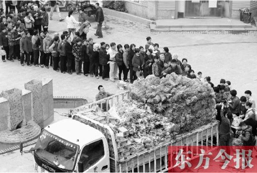 昨日上午，郑州市北环四月天社区门口，市民自发排起长队等待领菜