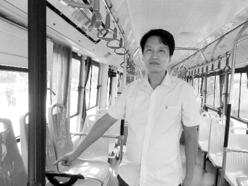 许昌夫妇在郑乘公交丢了钱包 车长拾金不昧归还