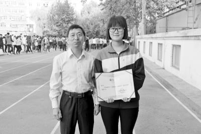 三门峡高中生捡一万元 原地苦等一小时后归还