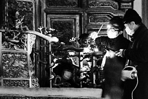 6日，工作人员在对故宫太和殿内的金漆雕龙宝座进行清洁除尘。