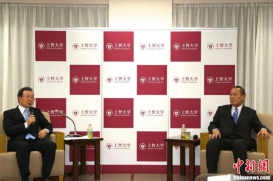 1月20日，中国驻日大使程永华（左）在东京上智大学与日本前驻美大使藤崎一郎进行了对谈。程永华在对谈中，对日本首相安倍晋三参拜靖国神社的行为进行了痛斥，称其行为给中日关系带来了致命打击，使此前所做努力化成了泡影。中新社发 高越 摄