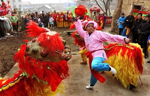 在舒城和泾县这两个安徽小镇上,以及全国类似的小镇,春节的元素和传统依旧很盛行。(图片来源:新华社)