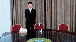 习大大赞烩面好吃还回了碗 并向邻座推荐胡辣汤