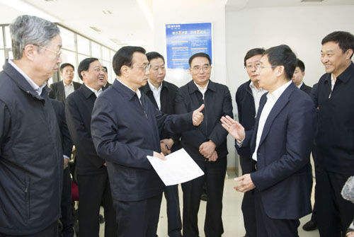 国务院总理李克强26日在沈阳瀚华科技小额贷款有限公司考察 新华社记者黄敬文 中新社记者刘震 摄