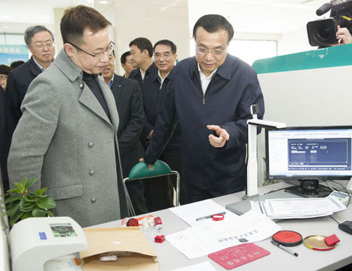 国务院总理李克强26日在中国农业银行辽宁省分行营业部考察 新华社记者黄敬文 中新社记者刘震 摄