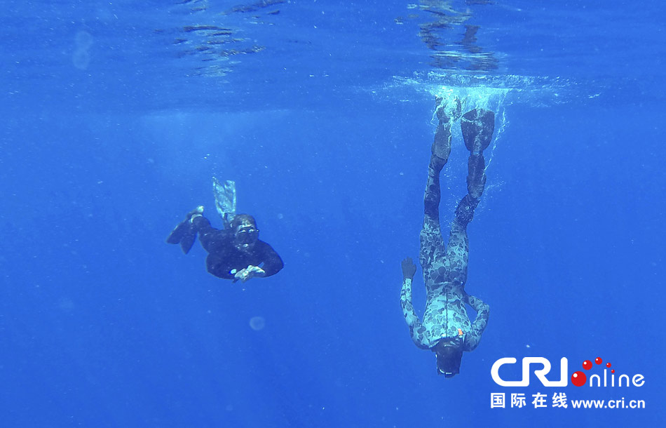 澳潜水员下海肉眼搜寻失联航班MH370黑匣子