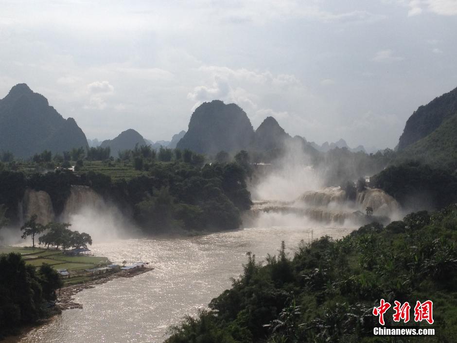 强降雨致亚洲第一大跨国瀑布水势暴涨