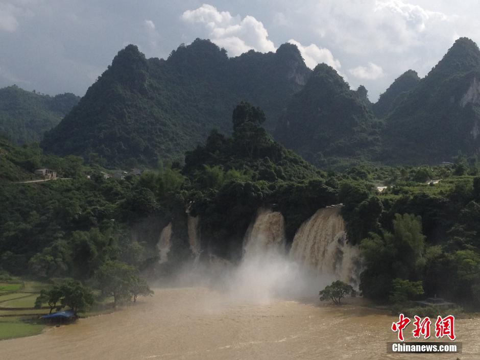强降雨致亚洲第一大跨国瀑布水势暴涨
