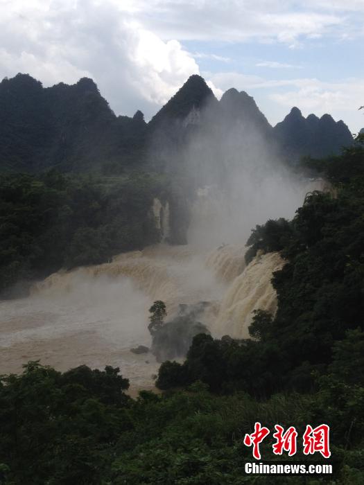 强降雨致亚洲第一大跨国瀑布水势暴涨