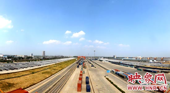 郑州铁路集装箱中心站内,满载货物的国际班列从这里开出。段晋哲/摄