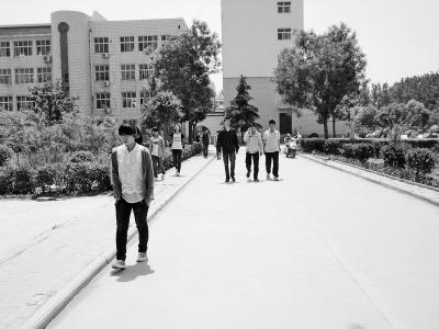 周口一高校新规：男女生不准发短信互陪看病