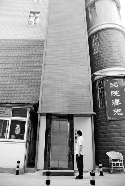 男子自掏20多万元 为单元楼安电梯直通自己家