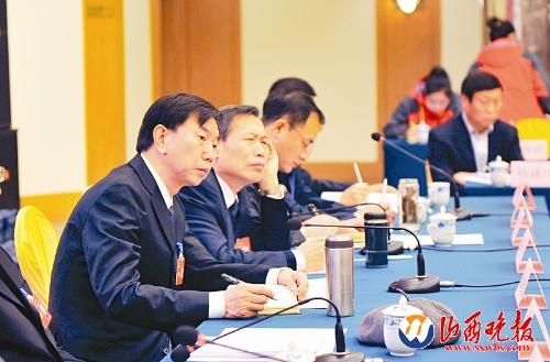 太原市人大代表、市长耿彦波听取代表意见　　本报记者寇宁摄