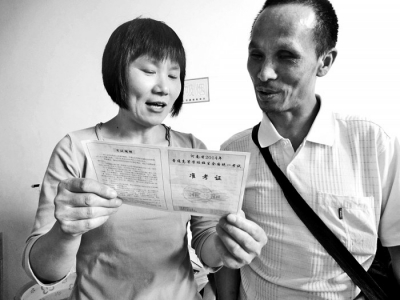 确山县招办工作人员给李金生讲解考试事项