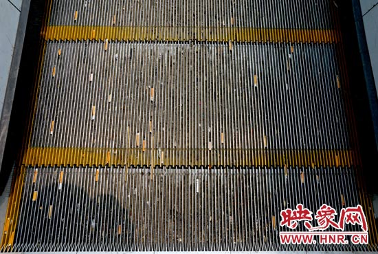 电梯的夹缝中密布着烟蒂