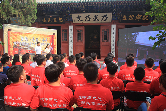 8月11日上午10时，内地与澳门大学生传统文化教育公开课在汤阴岳飞庙举行。