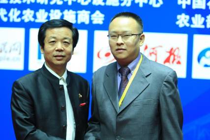 大会组委会主任、华科资源总经理李志与中国县域经济发展中心主任、新华社半月谈副总经理、特约主持人王京忠（4）