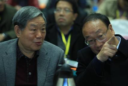 郑州市农业农村工作委员会党委书记周亚民与河南省花卉协会会长何东成探讨论坛议题（3）