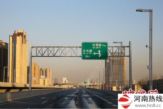 北三环快速路文化路段标识牌提示，匝道直接可上文化路向北。