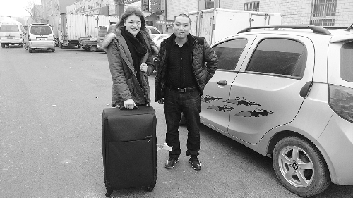 粗心德国姑娘下车忘拿行李 郑州的哥跑三趟送回