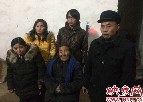 张华群一家合影。左一为张华群，右一为张代久。前中为张代久85岁的母亲。