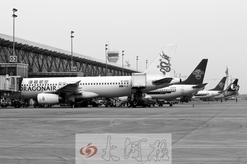 新郑国际机场,停在停机坪的飞机一字排开。