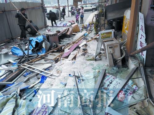 郑州包子店爆炸 卷闸门飞出20米砸中BRT站台