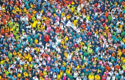 今年的郑开马拉松盛况空前记者许俊文摄影