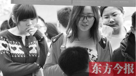 河南产业集聚区招25万毕业生 招聘会惊现神问题