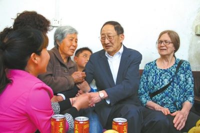 崔琦与家乡亲人握手问候、叙旧交谈。 