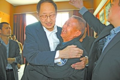 崔琦与九叔的儿子崔振远谈起家族几十年来的变化时，眼含热泪，激动不已。