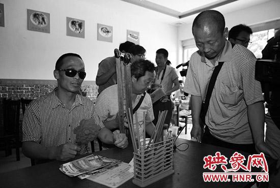 李金生与残疾朋友到残联安排的一小吃店就餐,餐后准备下午的考试。