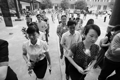 众多娄底市民赶往殡仪馆悼念英雄