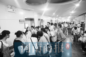 在很多公立医院，都存在患者多、医务人员工作强度大的问题 记者 王春胜/摄