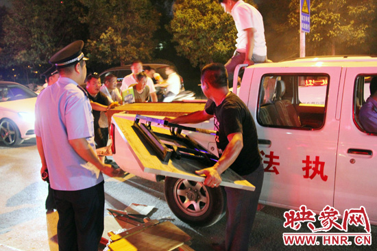 城管依法对小摊贩进行治理。