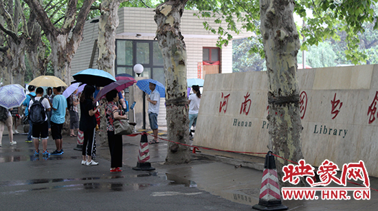 早上8点，省图书馆还没有开馆，门口已经有人排队了