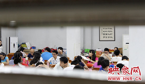 早上8点40分左右，省图书馆自修室内