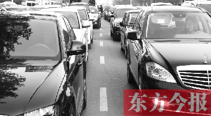 在长长的堵车大军中，总少不了公车的身影