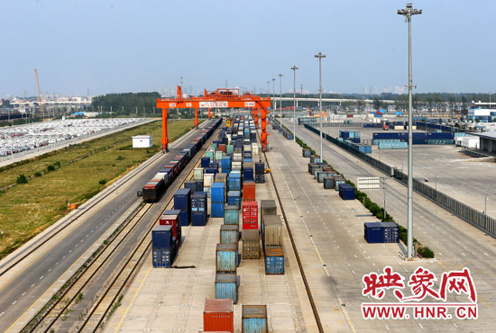 货物集装箱整齐地码放在装卸线旁，等待检验、装卸。 段晋哲/摄