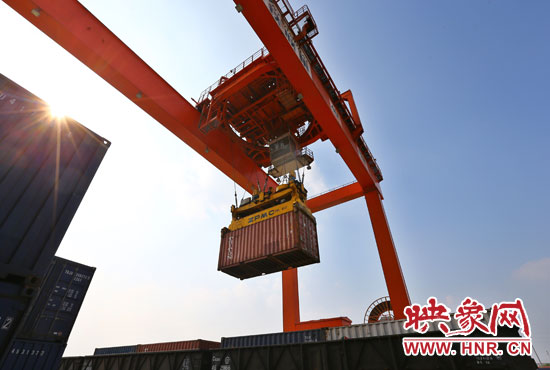 郑州铁路集装箱中心站货场内，龙门吊正在作业。 段晋哲/摄