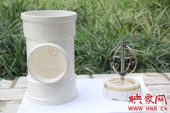 2011年,经过长时间探索和改进,张明安制作出来一种“观察式下水管道防堵球”,通过该装置可以随时察觉