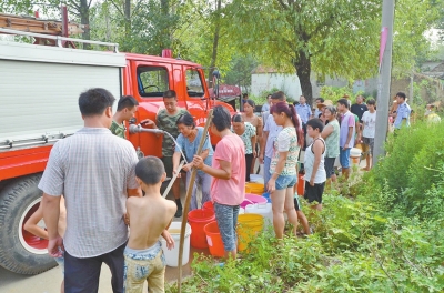 消防车为舞钢市尚店镇丁庄村村民送生活用水