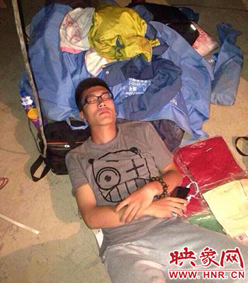 河南新闻广播记者党忱露宿震中龙头山镇