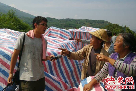 河南新闻广播记者朱奕名震中采访受灾群众