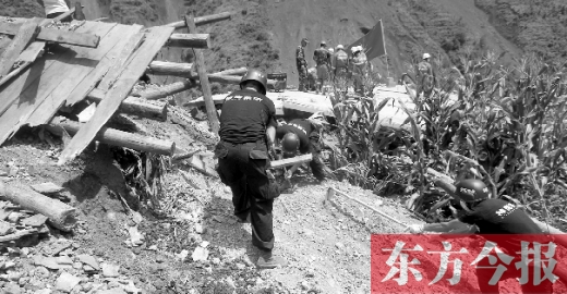 河南洛阳救援队员灾区搜救中 河南志愿者供图