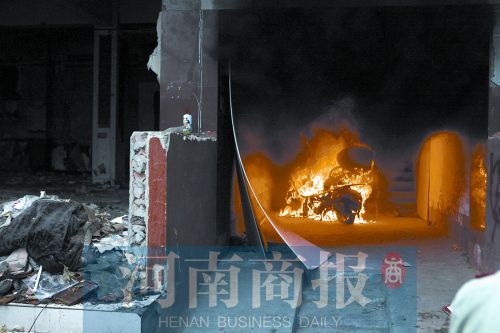 消防人员在一城中村的空楼房内进行电动车火灾试验