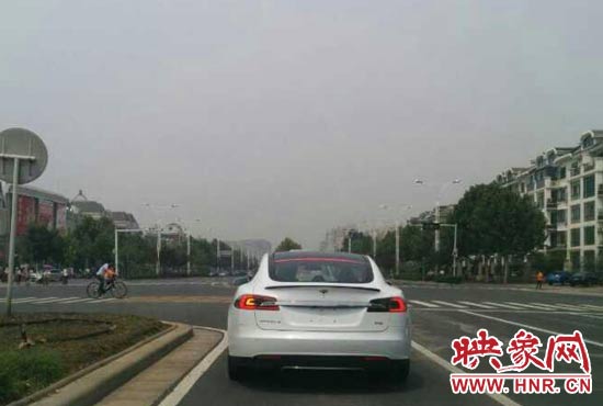 图为网友近日在郑州街头遇到一辆白色特斯拉。