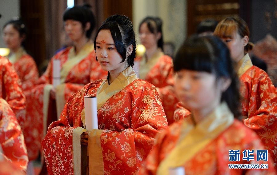 西安少女举行汉式成人礼 挽发髻、插发簪、祭轩辕