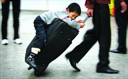 宝宝车站走失家人未察觉 春运孩子安全放首位